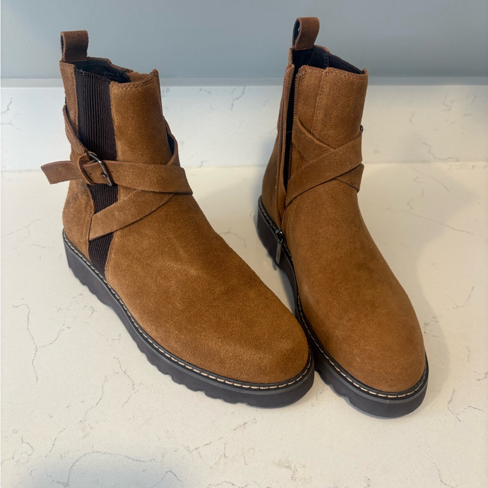Donald J. Pliner womans Suede boots